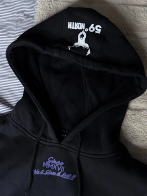 Svart hoodie med biltryck D-001 - Snygg streetwear hoodie i storlek S från 59.northwheels, lila och vitt tryck, ltryck under hals, på huvan och ett större på ryggen. Säljs i nyskick, används en gång sedan tvättats. Köpte spontant då min hoodie jag hade gick sönder, denna passar dig som är bil intresserad.💞(tröjan är i damstorlek och är inte oversized)