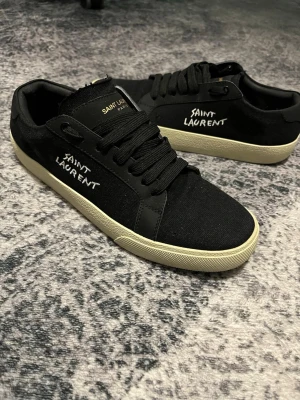 Saint Laurent skor - Saint Laurent skor i storlek 41. Mycket fint skick har knappt använt dom. Riktigt stilrena skor passa till allt.
