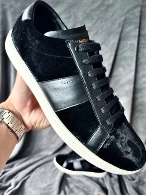 Saint Laurent SL/10 skor (SÄLLSYNT) - Saint Laurent Sl 10 skor | orginalstorlek 43, fråga om innermått vid osäkerhet | Skornas utseende kan variera beroende på ljus pga materialet