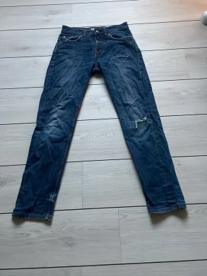 Jeans med slitningar - Riktigt snygga och i riktigt bra skick. Skriv vid minsta fråga!