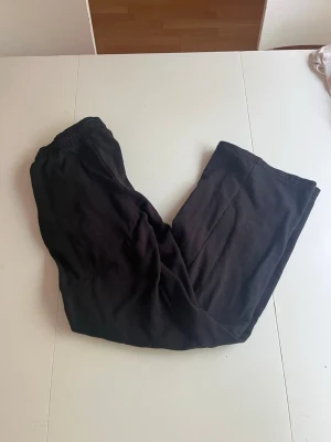 Lågmidajde mjukisbyxor - Lågmidjade mjukisbyxor i storlek xs, från Bik Bok. I superbra skick💞