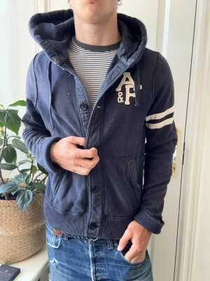 Abercrombie and fitch cardigan  - Abercrombie and fitch cardigan, använd men inga defekter. Inga defekter! Modellen i bilderna är 180 cm 75 kg och bär Storlek M , Kom med frågor! 🌟 (Kan gå ned i pris vid köp av paket 😉) 