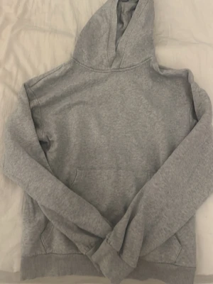 Hoddie - En  ljusgrå hoddie som jag inte andvänder längre. DENE mjuk o skön