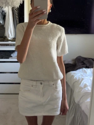 Vit stickad tröja - Säljer en krämvit stickad tröja från 157 med korta ärmar och rund hals. Tröjan har en mjuk och fluffig struktur som ger en avslappnad look. Perfekt att styla med kjol eller jeans för en enkel och snygg outfit. Stl m men passar xs/s💕Använd fåtal gånger! 