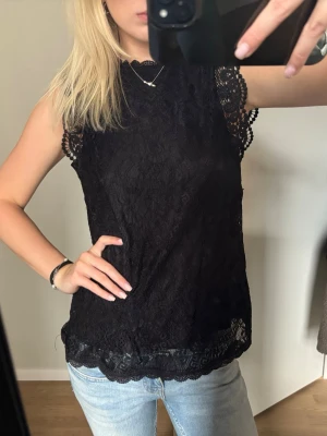 Spets topp!  - Spets topp utan armar, 2 knappar bak i nacken, 2 lager (sista bilden) använd men inga defekter!💗