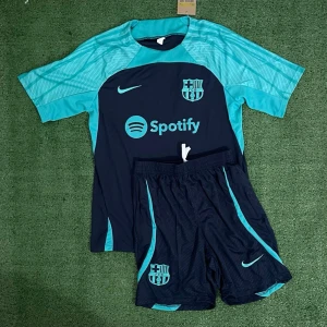 Barcalona Tracksuit - Säljer denna riktigt snygga tracksuiten för endast 429kr. Skriv till om ni är intresserade eller har några funderingar!