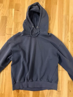 Mörkblå hoodie  - En enkel mörkblå hoodie från lager 157 i strl xs. Kan passa som xxs eller s också men det beror på hur man vill att den ska sitta. Använd några gånger och har inga defekter förutom lite målarfärg på armen (se bild 3 och 4). Pris kan diskuteras. Hör av er vid frågor💞