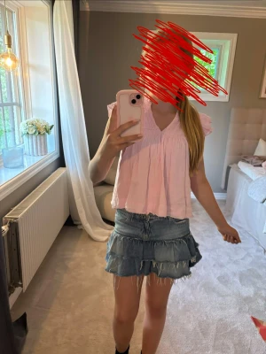 Ljusrosa volangblus med v-ringning från Gina Tricot i storlek 146/152 - Supersöt ljusrosa blus med v-ringning och volangdetaljer vid ärmarna. Blusen är ärmlös och har en luftig, loose passform som ger en avslappnad vibe. Perfekt för varma dagar och enkel att styla med jeans eller kjol.