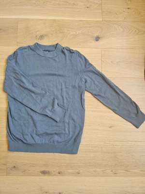 Grå slim fit stickad tröja H&M -  Grå stickad tröja från H&M i slim fit-modell. Skicka dm. Priset kan diskuteras