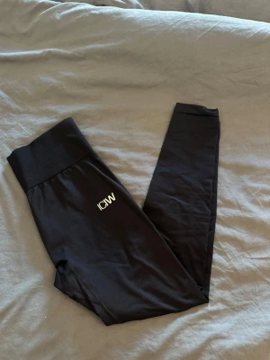 Svarta tights från ICANIWILL - Svarta träningstights från ICIW i mycket bra skick, storlek s. Hör av er vid frågor och kom gärna med prisförslag!💞 