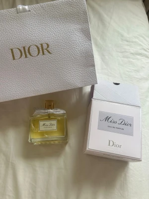 Miss Dior 100 ml parfym - Säljer min Miss Dior parfym 100ml. Fick den i födelsedagspresent för runt 4 år sen. Parfymen var rosa när jag fick den men har ändrat färg (normalt för parfymer om de står i ex sol osv). Nästintill oanvänd pga passar tyvärr inte mig.  Nypriset ligger runt 1900kr men säljer för 600 kr pga att färgen och lukten kan ha påverkats (vet ej vad den ska lukta för har inte använt den sen jag fick den för 4 år sen.  Original Dior påse medföljer samt original förpackning. 