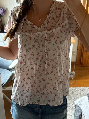 Blommig blus  - Tunn och somrig blus med söta rosa blommor på🌸 i superbra skick och använd några få gånger bara