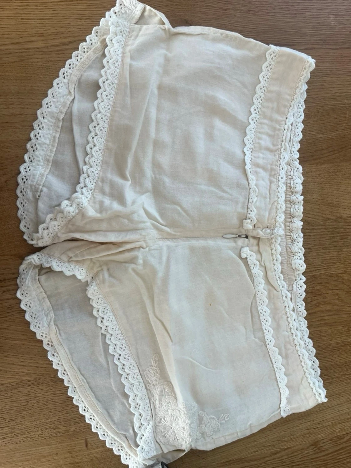 Vita spetskantade shorts med fickor