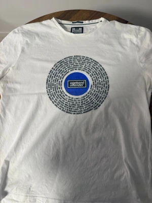 Weekend Offender Supersonic Vit XL - Säljer en Weekend Offender Supersonic Vit T-shirt i storlek XL. I mycket bra skick. Köpts på WOs hemsida.