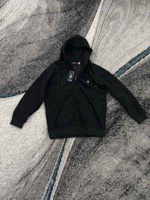 Svart Ralph lauren hoodie  - Helt ny Ralph lauren hoodie som är fräsch och fin.    OBS!! Det är storleks fel det står att den är XL men passar M 