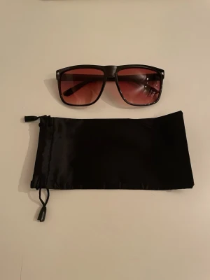 R@yban liknande solglasögon - Tjena! Säljer nu dessa feta solglasögonen. Dem är nästan identiska med Rayban, form, färg och kvalité. Enda skillnaden är att dessa inte har någon Rayban logga, vilket är det man betalar för annars. Skicka ett pm vid intresse, skicka bud.