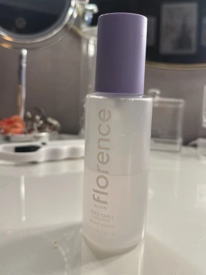 Florence by Mills Zero Chill Face Mist - Uppfriskande face mist från Florence by Mills, halva kvar. Skriv till mig vid frågor💜
