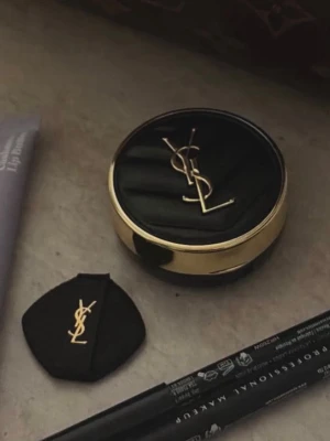 Ysl foundation  - LE CUSHION ENCRE DE PEAU YSL 5G. Otroligt fin och populär ysl foundation. I shade ”20”. Den är helt oöppnad. Medföljer en liten ysl smink puff. Liten spegel invändigt, såå lyxig 😍