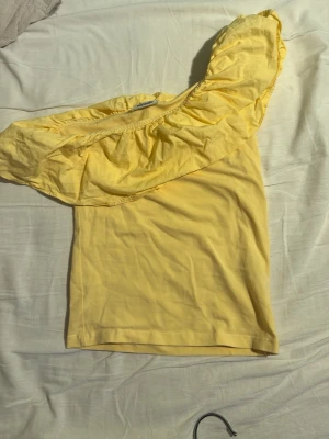 Gul oneshoulder topp med volang - Sommarig topp i en fin gul färg💛💛