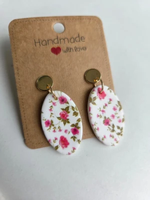 Handgjorda blommiga örhängen - Somriga handgjorda örhängen med oval form och blommigt mönster i rosa och grönt. Fäste i guldfärgad metall. Gjorda för hand av mig i polymerlera. 