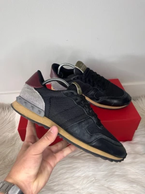 Valentino rockrunners  - Säljer dessa supersnygga valentino rockrunners 💫 | Skorna är i strl 40, och är i 9/10 skick. | Dustbag medföljer 💫 |   Hör av er vid frågor☺️