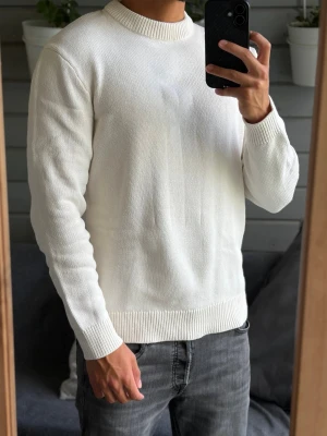 Stickad tröja - Snygg stickad tröja från H&M i storlek S, något längre i modellen. Passar dig mellan 175-185cm. Tröjan har inga defekter alls! Bara att kontakta vid funderingar!🌟