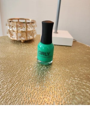 Orly Plastic Jungle nagellack grön - Nagellack från Orly i färgen Plastic Jungle, en intensiv och klar grön nyans. Flaskans design är klassisk med svart greppvänligt lock och genomskinligt glas som visar färgen tydligt. Perfekt för dig som vill ha en färgstark look till naglarna.