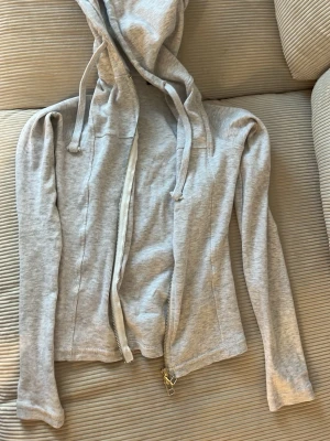 Ljusgrå hoodie med dragkedja - .
