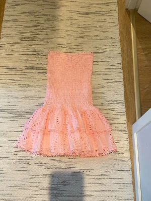 Rosa klänning - Söt rosa kort klänning från design by Amor. Använd endast en gång på en skolavslutning, annars bara testad. Superfin ljusrosa färg. Strl: S 🩷 (sista bilden är tagen från deras egna hemsida)