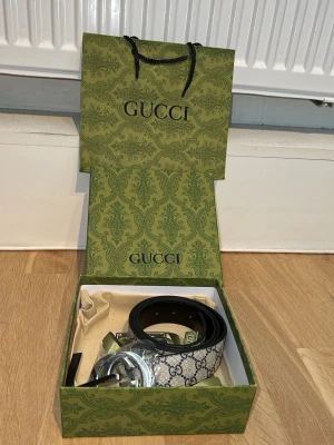Grå bälte med gg mönster  - Helt ny!! Bästa kvalitet, allt kommer med 