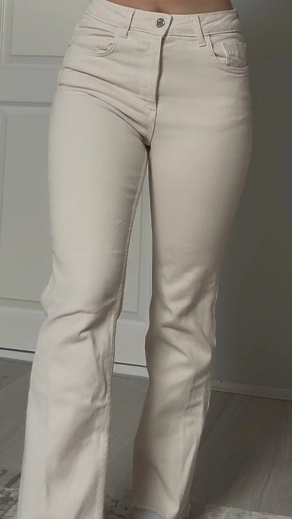 Beiga raka jeans från Zara