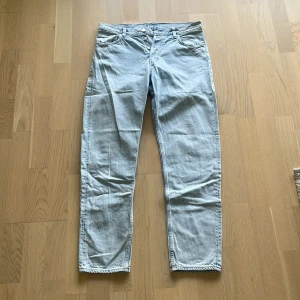 Weekday Barrel jeans - Säljer ett par ljusblå jeans med rak passform och klassisk femficksdesign. Jeansen har normal midja, gylf med dragkedja och knapp samt diskreta sömmar. Nypriset är runt 600-800 kr och dom är knappt använda. Modellen är Weekday Barrel