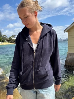 Hoddie - Säljer en marin blå sip upp hoddie ifrån Brandy mevdin i bra kvalitet 