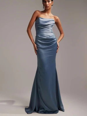 Blå axelbandslös långklänning i satin - Elegant blå axelbandslös långklänning i glansigt satinmaterial med draperad överdel och figurnära passform. Klänningen har en stilren och tidlös design som ger en lyxig känsla. Storlek 42 men passar en 40! Nypris 1500kr💙