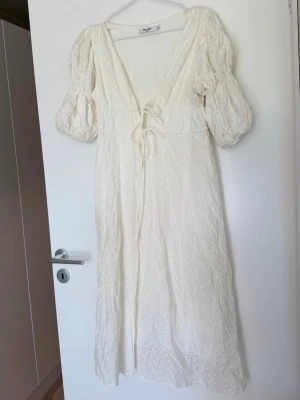 Lång klänning - NAKD  - Säljer denna jätte söta klänning från Nakd med puff ärmar och knytdetalj i midjan! Fint skick storlek 36🩷