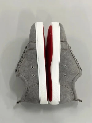 Gråa Christian Louboutin - Snygga gråa sneakers i mocka från Christian Louboutin. Använda 1-2 gånger.med. Skorna har gråa skosnören, diskreta sömmar och en stilren design som passar till det mesta. Insidan är ljusbrun och materialet känns lyxigt. Använda 1-2 gånger.
