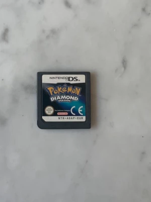 Pokémon Diamond till Nintendo - Pokémon Diamond är ett klassiskt Pokémon-äventyr som passar perfekt för både Nintendo DS och Nintendo 3DS.  Ett tidlöst spel i jättebra skick, engelsk version, som bjuder på nostalgi, samlarvärde och ren spelglädje – perfekt för alla Pokémon-fans.