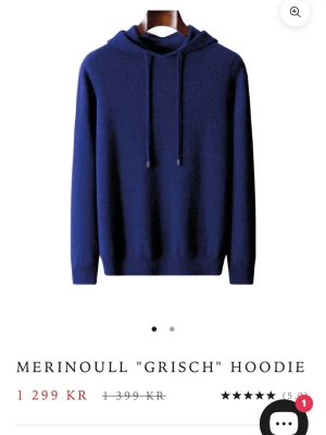Blå merinoull hoodie från Grisch - Snygg blå hoodie från Grisch i mjuk merinoull. Klassisk modell med huva och dragsko, samt långa ärmar och ribbade muddar. Perfekt för dig som vill ha en stilren och bekväm hoodie i ett exklusivt material. Tröjan är i storlek M men känns som en S