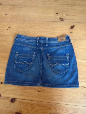 Lågmidjad jeanskjol - Nytt skick, midjemått är 37cm💗
