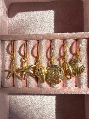 6 Olika Handgjora Guld örhängen - Handgjorda örhängen i platerad guld och 925 sterling silver✨ Vattentåliga och allergivänliga!🌊🫶🏼 Skriv från 1-6 vilken du vill ha 💛