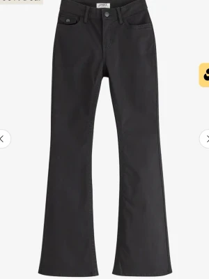 Svarta flared jeans - Säljer ett par svarta flared jeans från Lindex i mycket bra skick. Storleken är 164/13-14 år men skulle säga att den passar Xs. Pris kan diskuteras vid snabbt köp!💕