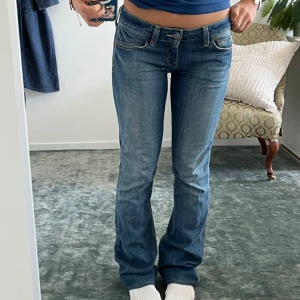 Vintage lucky jeans!!☘️ - Jätte snygga jeans från Lucky Brand, bootcut och lowwaist💗 De har lite slitningar längst ner men det är inget som syns eller tänks på. De har även ett litet hål i höger ficka, men kan säkert lätt sys igen. Midjemåttet är 38 cm och innerbenslängden är 84 cm🌸