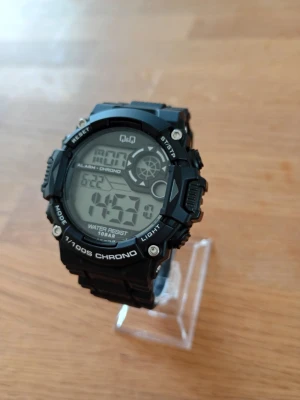 Citizen Q&Q Digital Chrono 47mm Herrklocka - Säljer en mäktig digital Herrklocka från japanska Q&Q (Citizen) i absolut nyskick enligt bilder. Fungerar utmärkt med batteri och plasten kvar, originalarmband i slittåligt gummi, datumvisare, mineralglas, japanskt urverk, vattentät, kronograf, larmfunktion osv. Fås i klocklåda (ej original).  Nypris: 700 SEK Mitt pris: 489 SEK  Skriv vid frågor och se gärna mina andra annonser! Skapar gärna deals och paketpriser för just dina behov!   Skickas snabbt och spårbart med alla möjliga fraktsätt 