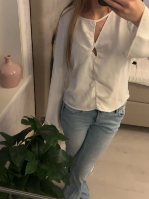 Vit omlottblus från Bik Bok - Säljer en super fin blus från Bik bok.blusen har ett luftigt matrial.blusen är knappt använd!