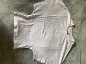Boxy T-shirt upptill tajt nertill - Köpt på Nelly. Använd ett fåtal gånger. Tajt nertill och boxy upptill. 