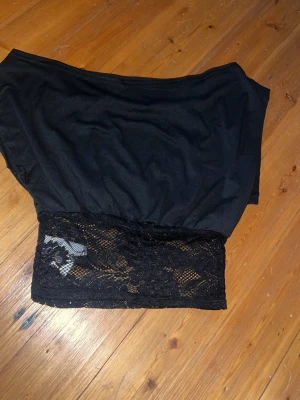 Säljer dessa två.  - Den första tröjan me spets nertill är i storlek Xs. Å spets linnet/toppen är i storlek S.säljer båda 80kr styck. Pris kan diskuteras 
