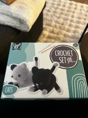 Virkningskit med katter från Craft Lab - Virkningskit för att skapa två söta katter, en svart och en grå, med garn av 100% polyester. Setet innehåller garn, virknål, fyllnadsmaterial och tillbehör. Perfekt för dig som gillar DIY och handarbete. Råkat dra ut den svarta tråden annars är allt helt nytt