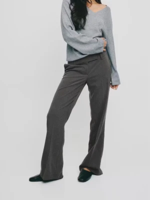 Mörkgrå  kostymbyxor - säljer mina mörkgråa kostymbyxor från bikbok då de inte kommit till användning. Byxorna har endast blivit använda en eller två gånger och därför i mycket bra skick. Köpta för 499kr och säljer för 300kr. Det är bara att skriva om du funderar över något ☺️