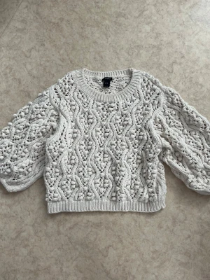 Stickad tröja  - Jättesöt stickad tröja ifrån Lindex i storlek M. Köptes nyligen och haft 2-3 gånger max🩷