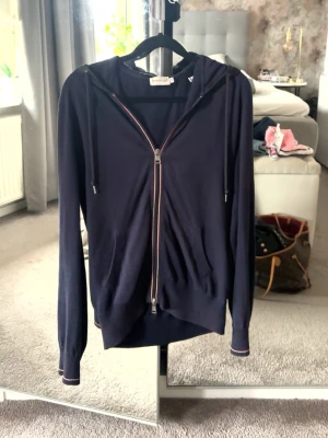 Moncler zip hoodie - Säljer denna sällsynta Magila tricot moncler cardigan i väldigt bra skick. Den är storlek M men sitter som S. Vid fler frågor eller funderingar, skriv!